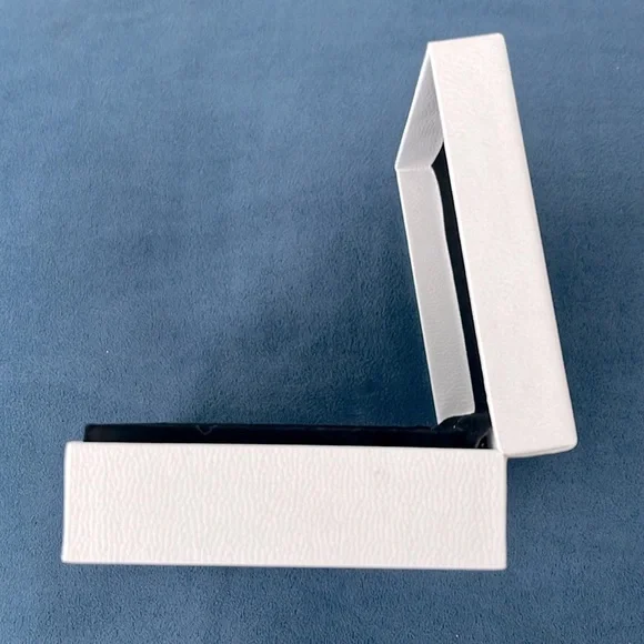 Authentic Pandora Box with Pouch (standard for bracelet or necklace) - Picture 6 of 7